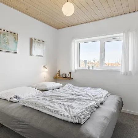 Chris - 750m From The Sea By Interhome